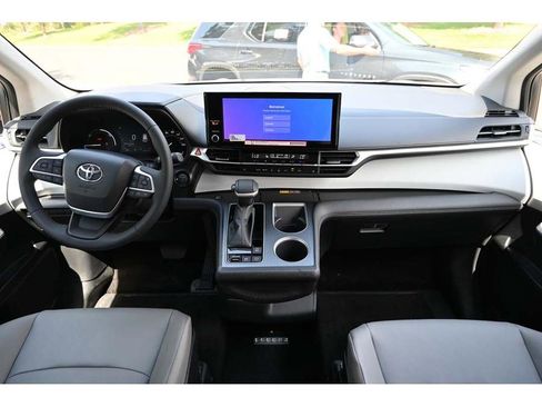 New 2025 Toyota Sienna XLE image 21