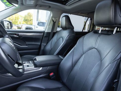 Certified 2021 Toyota Highlander Limited AWD/4WD image 11