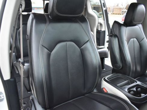 Used 2020 Chrysler Voyager Lxi image 13