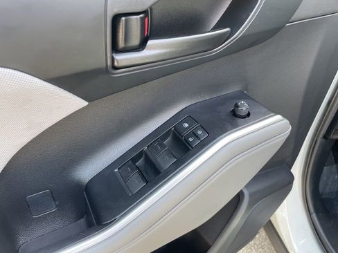 Used 2021 Toyota Highlander LE FWD image 6