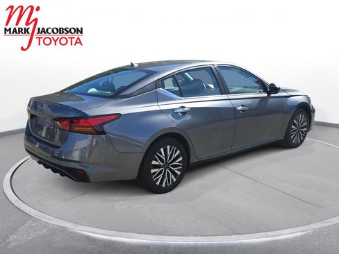 Used 2024 Nissan Altima 2.5 SV image 9