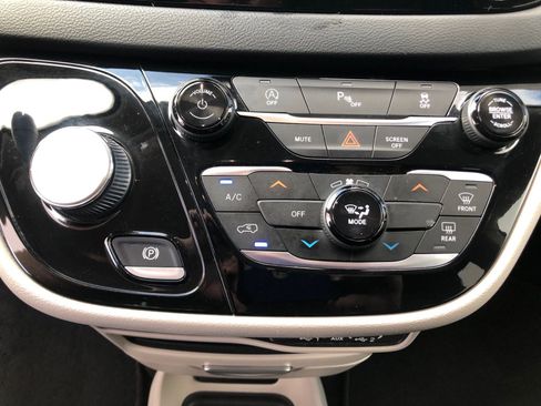 Used 2021 Chrysler Voyager LX image 22