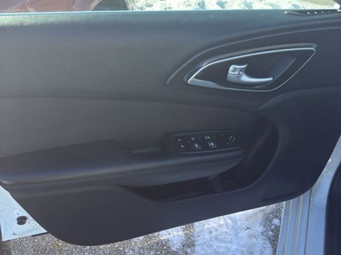 Used 2016 Chrysler 200 Limited image 7