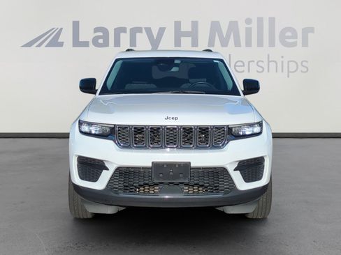 Certified 2023 Jeep Grand Cherokee Laredo image 8
