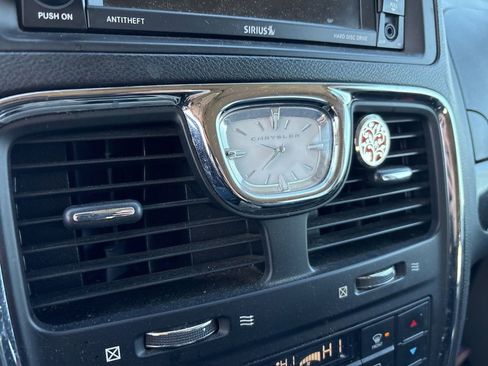 Used 2016 Chrysler Town & Country Touring image 25