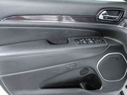 Used 2020 Jeep Grand Cherokee Overland RWD image 7