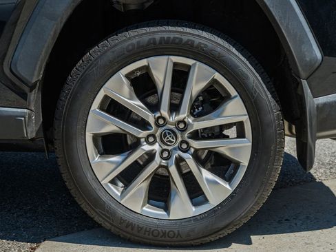 Used 2019 Toyota RAV4 XLE Premium w/ Cold Weather Package AWD/4WD image 19