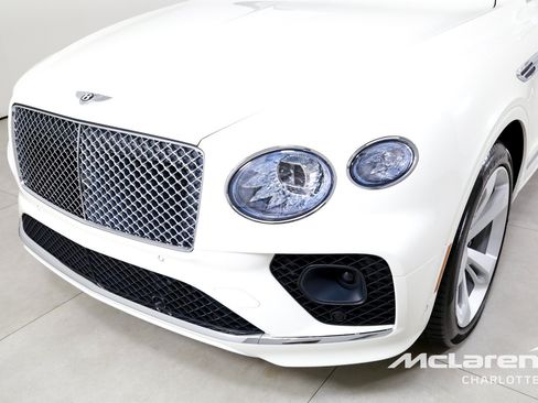 Used 2023 Bentley Bentayga Plug-In Hybrid AWD/4WD image 39