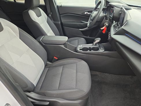 Used 2025 Chevrolet Trax LS FWD image 27