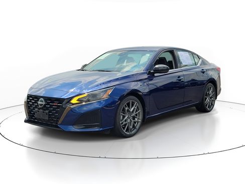 Certified 2023 Nissan Altima 2.0 SR FWD image 2