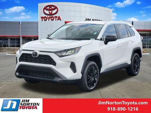 Used 2022 Toyota RAV4 LE FWD image 3