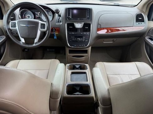 Used 2014 Chrysler Town & Country Touring FWD image 14