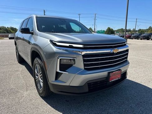 Used 2026 Chevrolet Traverse LT w/ Driver Confidence Package FWD image 3