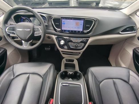 Used 2023 Chrysler Pacifica Touring-L FWD image 19
