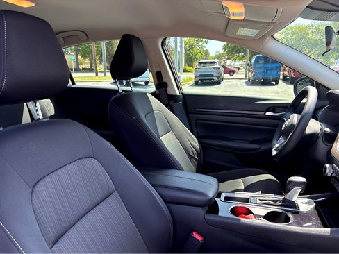 Used 2024 Nissan Altima 2.5 SV image 9
