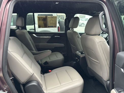 Used 2024 GMC Acadia Elevation image 11