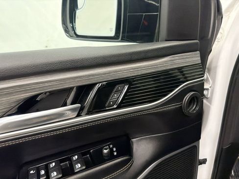 Used 2024 Jeep Wagoneer L Series II RWD image 12