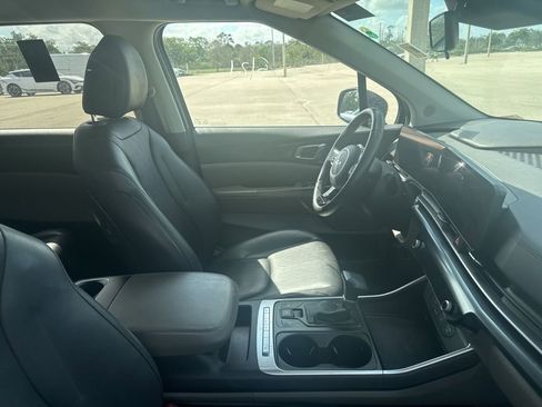 Used 2025 Kia Carnival FWD image 15