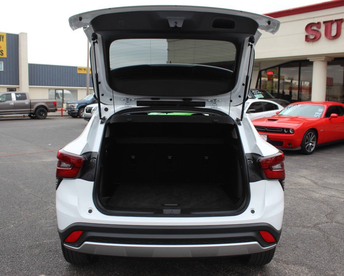 Used 2025 Chevrolet Trax LT FWD image 13