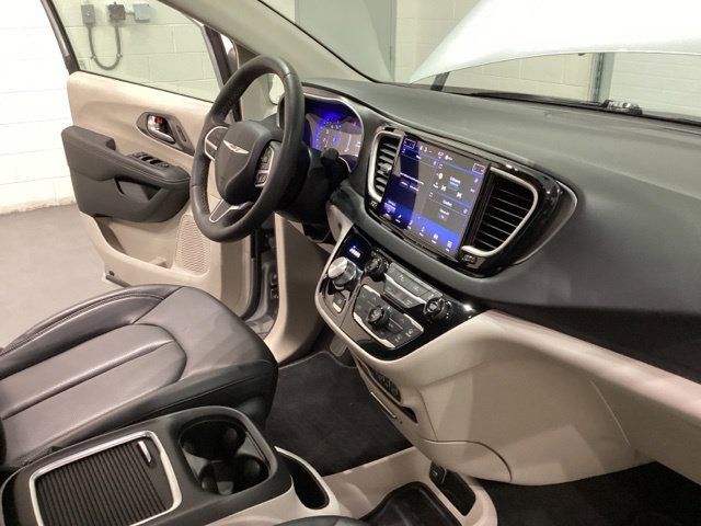 Used 2023 Chrysler Pacifica Touring-L FWD image 21