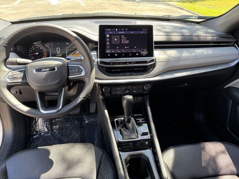 Used 2025 Jeep Compass Limited image 28