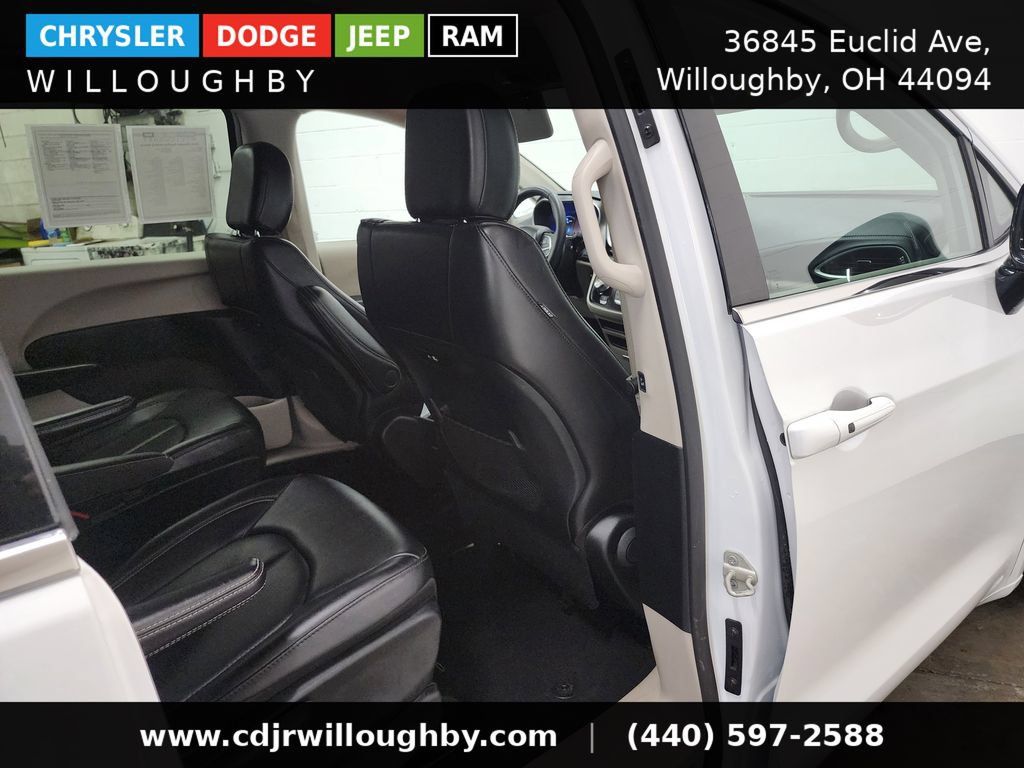 Used 2024 Chrysler Pacifica Limited FWD image 32