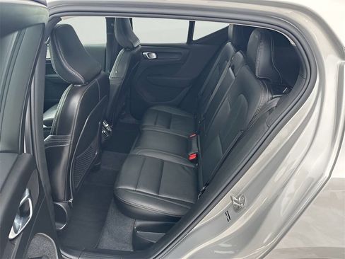 Used 2025 Volvo XC40 B5 Core image 20