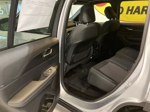 Used 2025 Jeep Grand Cherokee Laredo X w/ Luxury Tech Group I image 9