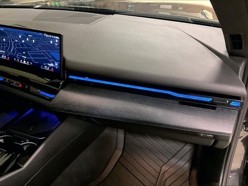 Certified 2025 BMW 530i image 18