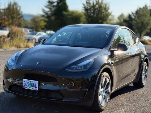 Used 2023 Tesla Model Y Long Range AWD/4WD image 1