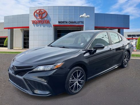 Used 2023 Toyota Camry SE image 5