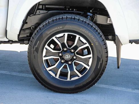 Used 2022 Toyota Tacoma TRD Sport w/ Technology Package RWD image 11