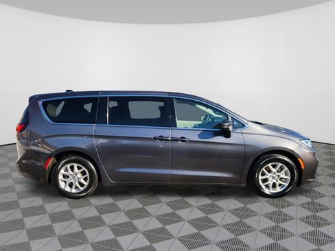 Used 2023 Chrysler Pacifica Touring-L image 6