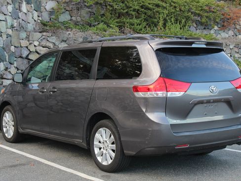 Used 2011 Toyota Sienna LE image 7