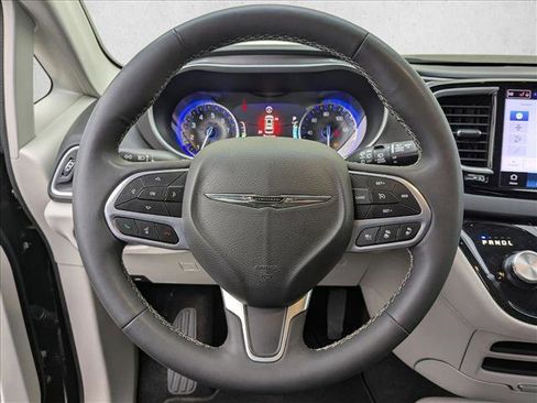 Used 2024 Chrysler Pacifica Touring-L image 18