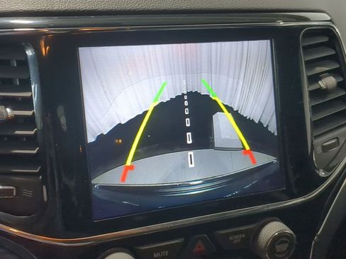 Used 2019 Jeep Grand Cherokee Limited image 28