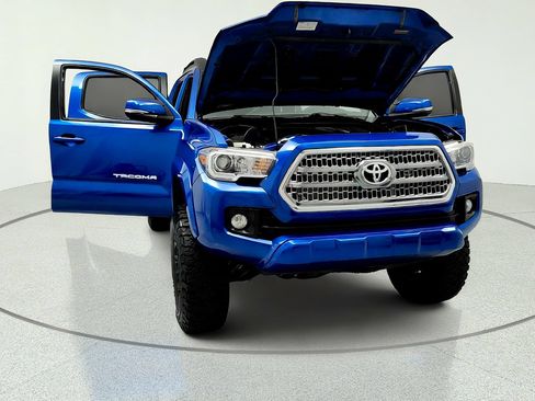 Used 2017 Toyota Tacoma TRD Sport AWD/4WD image 15