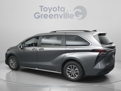 Used 2026 Toyota Sienna XLE FWD image 7