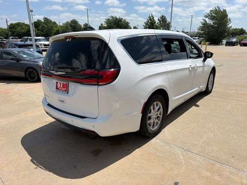Used 2024 Chrysler Pacifica Touring FWD image 5