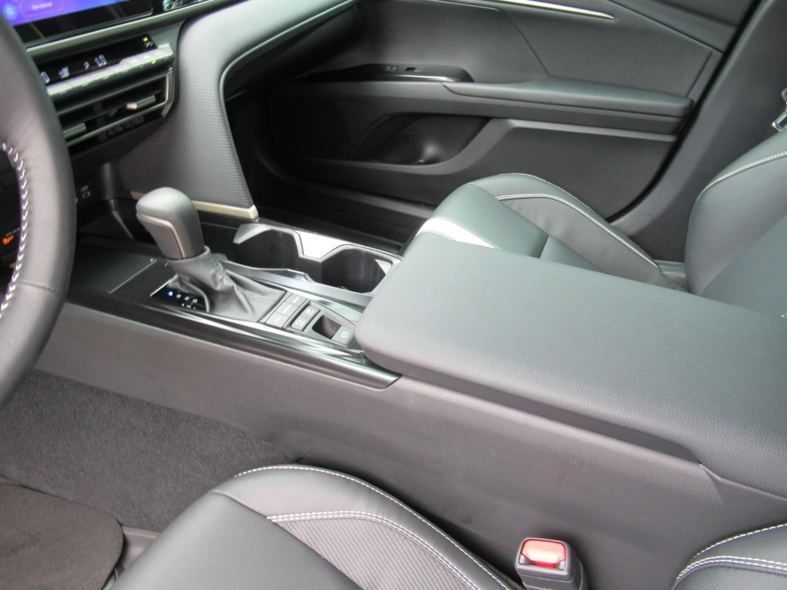 Used 2026 Toyota Camry Hybrid FWD image 15