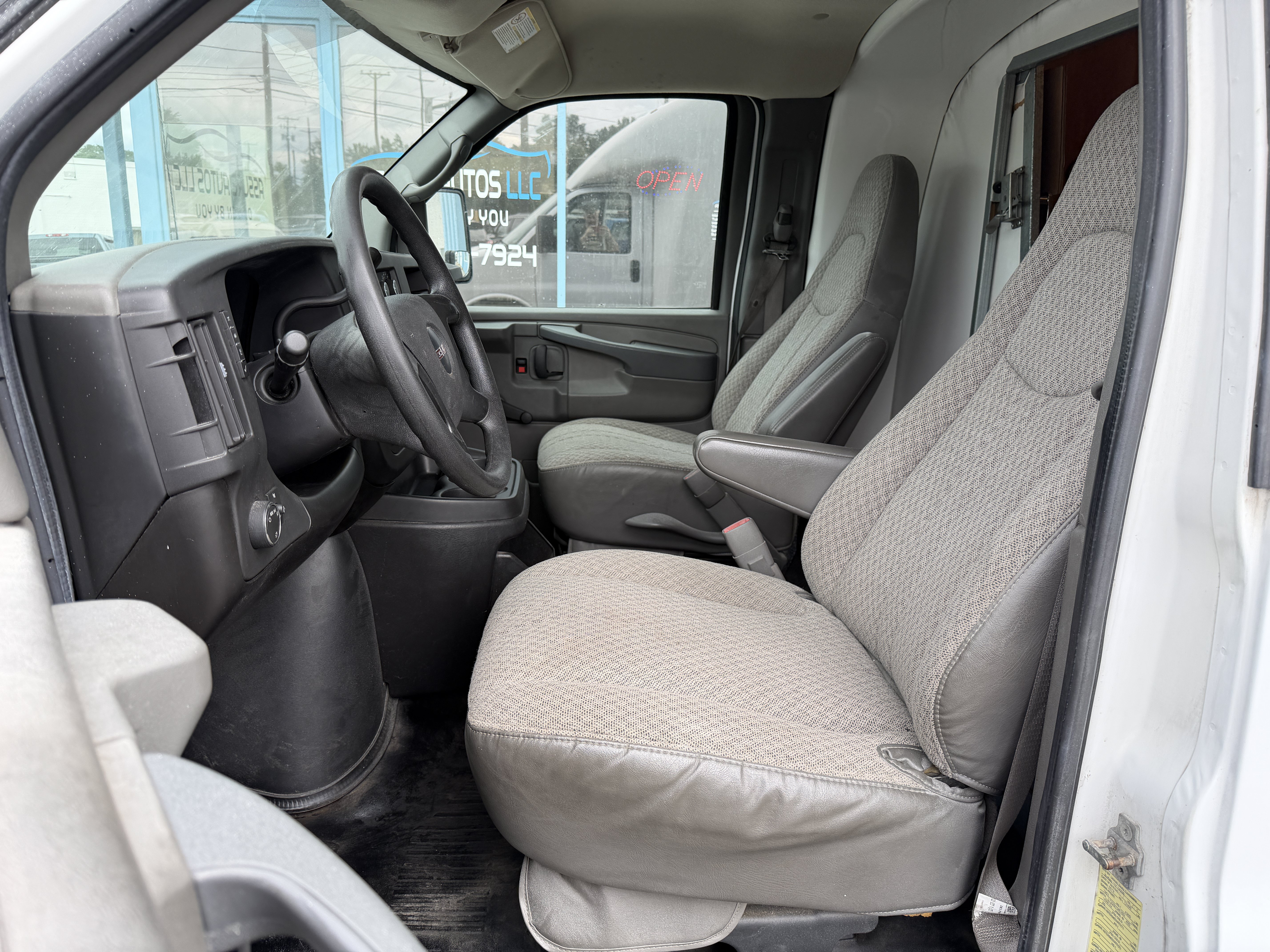 Used 2008 GMC Savana 3500 RWD image 11