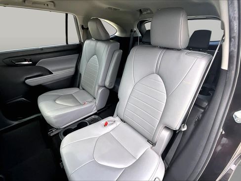 Used 2022 Toyota Highlander XLE FWD image 17