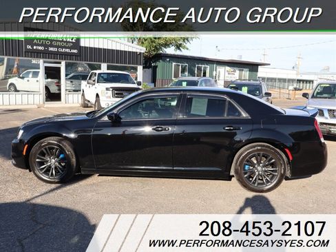 Used 2018 Chrysler 300 Touring L RWD image 4