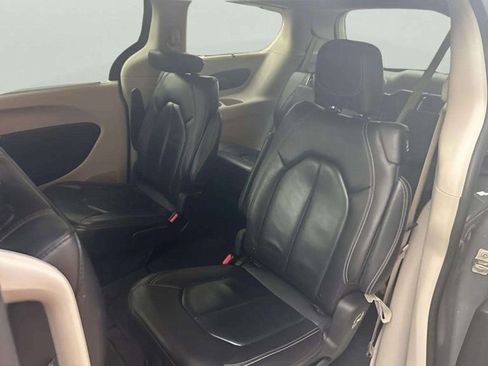 Used 2022 Chrysler Pacifica Touring-L image 17