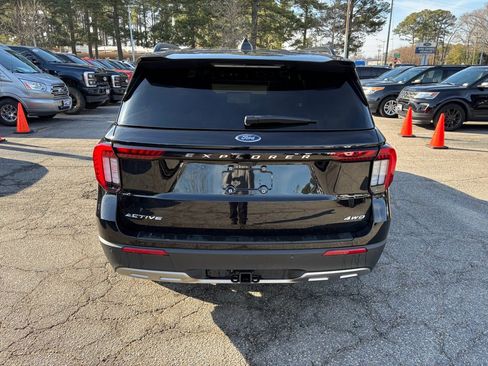 Used 2025 Ford Explorer Active w/ Active Comfort Package image 6