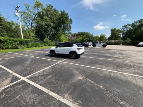 Used 2025 Jeep Compass Trailhawk w/ Trailer Tow Group AWD/4WD image 14