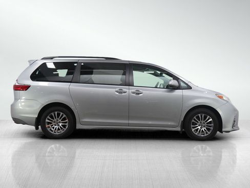 Used 2020 Toyota Sienna XLE image 6