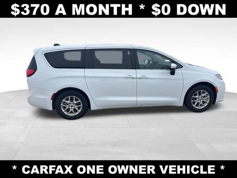 Used 2023 Chrysler Pacifica Touring-L image 6