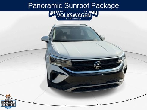 Used 2023 Volkswagen Taos SE w/ Panoramic Sunroof Package FWD image 2