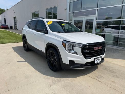 Used 2024 GMC Terrain SLE w/ Elevation Edition FWD image 1